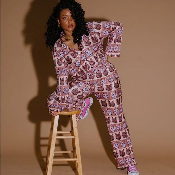 Dressed in Lala NWT Long Sleeve Plisse’ Set in Chic Kitty Cat - Picture 6 of 13